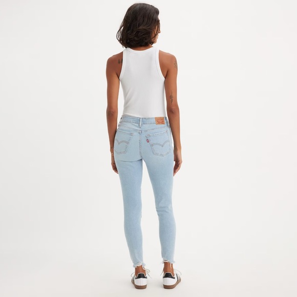 Levi’s 724 High Rise Slim Fit Straight Jean Color Light Blue Wash Size 24 - Picture 2 of 14